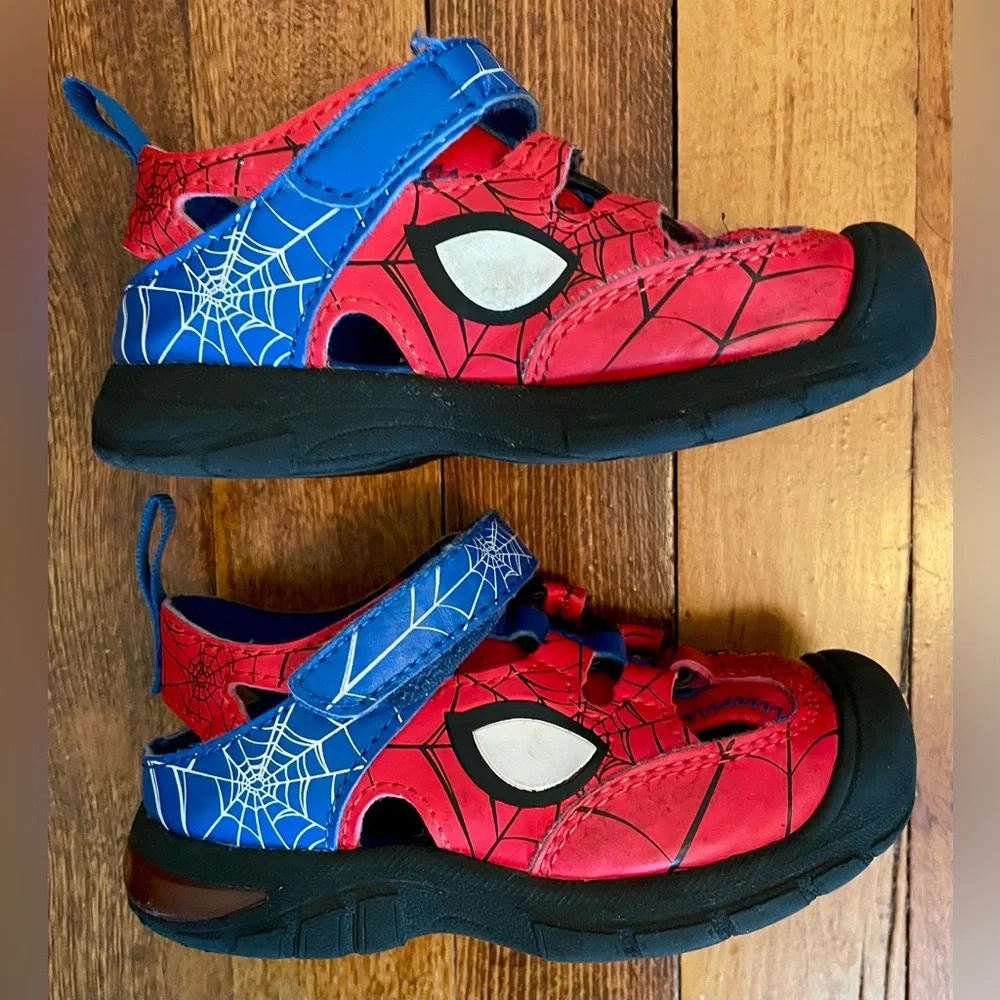 Spider Man Size 8 Light Up Heel Fisherman Shoe with Hook and Loop Closure